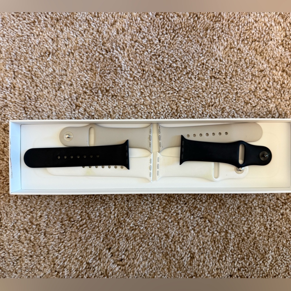 Apple Watch Series 8 41mm in Starlight Aluminum - Picture 9 of 11